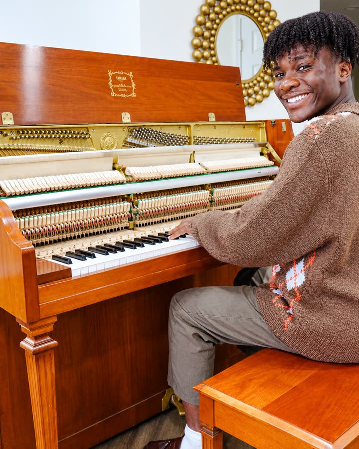 Justin tocando su piano vertical